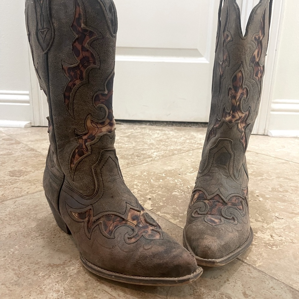 Laredo cowboy western boots. Leopard size 7.5